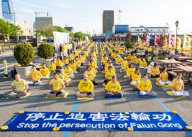 thumb Group meditation in front of Chinese Consulate in New York