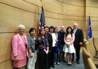 thumb Minnesota Senators Alice Johnson (first from left) and Dan Hall (first from right) take a group photo with Falun Gong practitioners.
