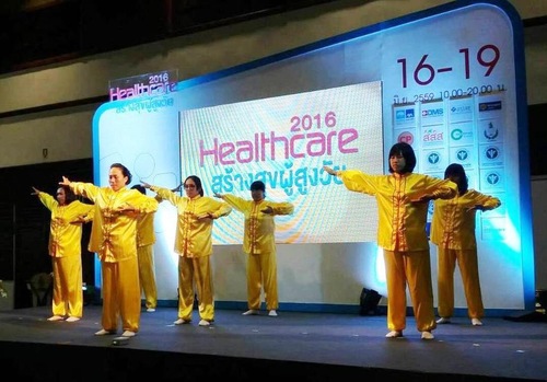 Falun Dafa practitioners demonstrate the exercises at Healthcare 2016.
