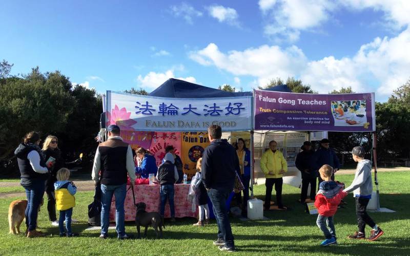 2016-6-14-minghui-falun-gong-melbourne-01 Lorne Foreshore Market visitors at the Falun Gong booths.