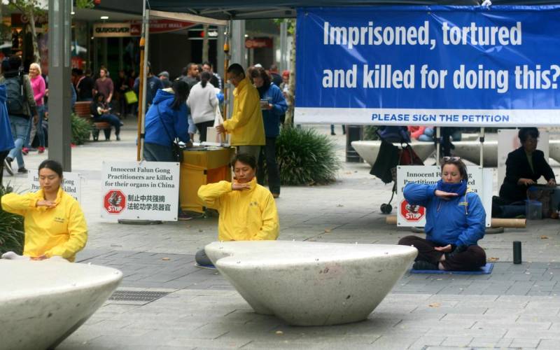 2016-6-16-minghui-falun-gong-perth-01 Demonstrating the Falun Gong exercises in downtown, Perth, Australia, on June 11.