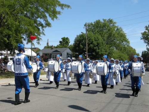 957c2de689f62c2712e28cb52429c59b The Falun Dafa Divine Land Marching Band in the Sound of Music Festival Parade in Burlington.