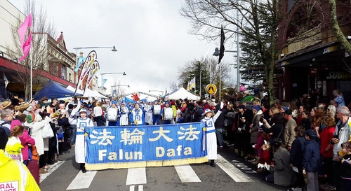 Falun Gong practitioners participate in the Winter Magic Festival parade in Katoomba, New South Wales.