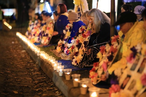 Falun Gong practitioners in Melbourne, Australia held a candlelight vigil in front of the Chinese Consulate on the evening of July 20, 2016.