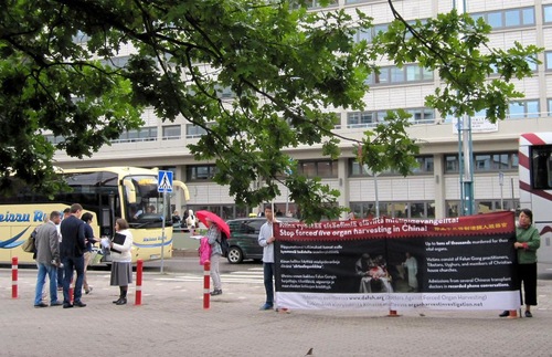 2ca9bb4b60e2c6488da92a1106e6452e Falun Gong practitioners call attention to the CCP's organ harvesting crimes.