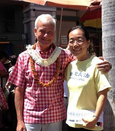 477f6c4278d80bc289d3011b3f6fc825 Mr. Caldwell, Mayor of Honolulu, expresses support for Falun Gong to a practitioner.