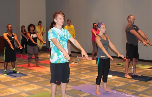 55793f53c7e1f01c92d4f3e909a1075d People learn the Falun Gong exercises in the Yoga Expo.