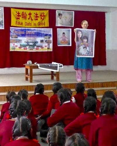 768a33dfe5c610e8f5e25971df85c6b6 A practitioner talks to students at a public school about the persecution of Falun Dafa in China.