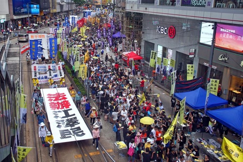 89f1c97296f14c4d4594ce06ab697688 March in Hong Kong on July 1, 2016, calling for Jiang Zemin to be brought to justice. The large banner in front reads “Bring Jiang Zemin to Justice.”