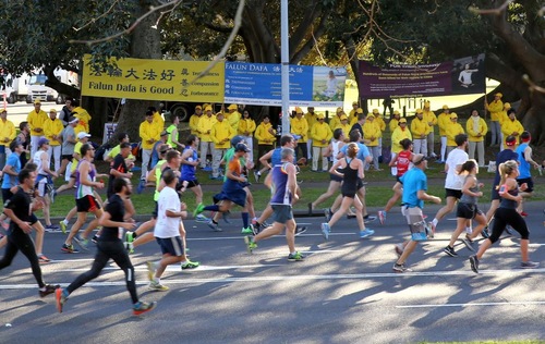 c55829eb50a965445172ce92cf8a987c The runners had a chance to see the Falun Gong practitioners' banners.
