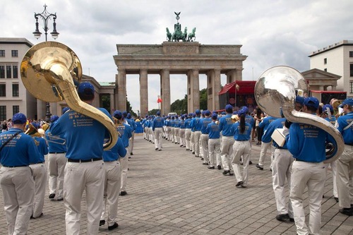 e850574deedfd059bebd814c60c9241b Falun Gong's Divine Land Marching Band proceeds through the Berlin’s landmark, the Brandenburg Gate.