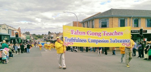 6add24eafb2fea0ca6fe2b74efaac056 Falun Gong's waist drum team performs in the Tulip Time Festival parade in Bowral, Australia