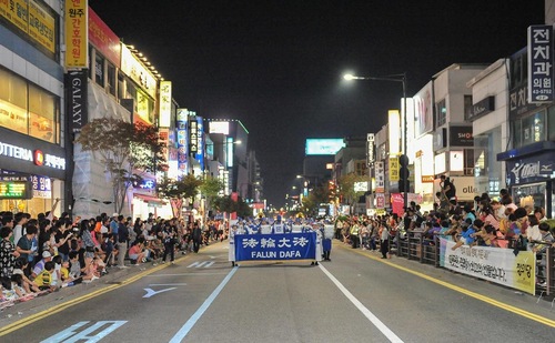 Tian Guo Marching Band is well-received at the 2016 Wonju Dynamic Dancing Carnival.