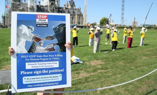 8da76463ce361eb337bfd7f3d27960bb Falun Gong demonstration in front of Parliament Hill in Ottawa on August 26, calling for help to stop the persecution.