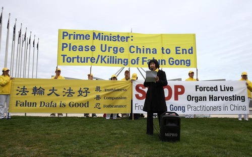 8e2fc35d2248a1468d9d57ad2b73d0cb Falun Gong practitioners call upon the Prime Minister for help.