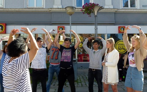 High school students learn the Falun Dafa exercises in Hjørring.