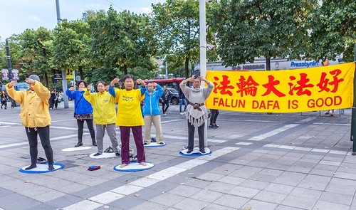a753d5eed26f01b738f6a973a65b8b4b Practitioners demonstrate the Falun Dafa exercises