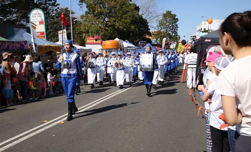 Falun Dafa practitioners attended the parade at the “Spring into Corrimal” Family Festival on September 11, 2016.