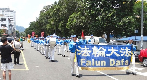 cb7031342c5c2a3dda533e691ec4a86d Tian Guo Marching Band led the parade in Pandan Indah.