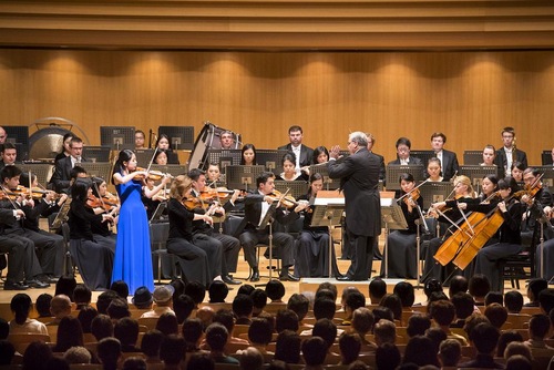 d2dc146e419b3477419b06bed0506620 Violinist Fiona Zheng performs a solo piece.