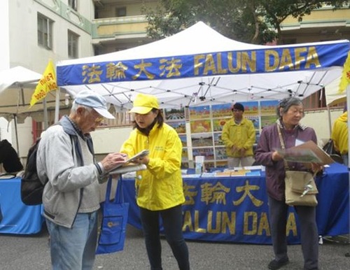 People sign a petition against the CCP's live organ harvesting.