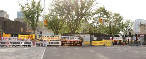 db43eb2011745c72d2e68ab8f1a90574 Falun Gong banners in front of the Westin Hotel, where Premier Li has been staying while in Ottawa.