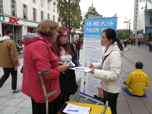 2090c6df28550c1b9745b739d3cbb67e Falun Gong practitioners expose the CCP's forced organ harvesting and collect signatures on a petition in Cardiff, Wales.