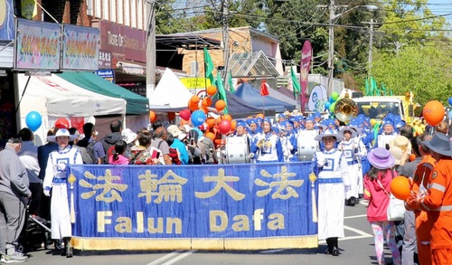 7f8e908b1718163437703c5abe0e3149 Tian Guo Marching Band at the Granny Smith Festival in Sydney's suburb of Ryde.
