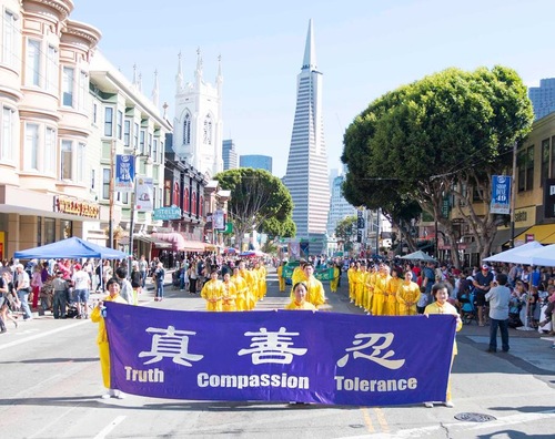 Falun Dafa practitioners marching in the 148th Italian Heritage Parade on October 9.