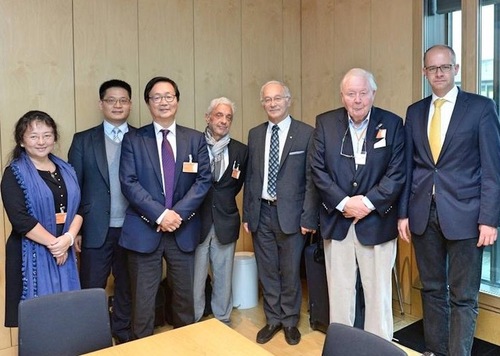 8d078fdfe56ec4964f62feda874536e0 From left to right: Zhou Lei, chair of the Falun Dafa Association in Germany, Falun Gong practitioner Ding Lebin, Manyan Ng and Hubert Koerper, two board members from the International Society for Human Rights, Bundestag member Martin Matzelt, and Michael Brand, representative from the Labor Camp Foundation and Bundestag member.