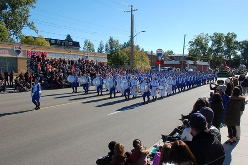 Falun Gong's marching band dressed in traditional Chinese uniforms.Their performances were warmly welcomed by the organizers and audience.