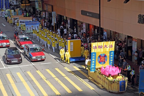 cd5b7017f2cc3a72d59e220fc158d074 Thousands of tourists and local people watched the Falun Gong march.
