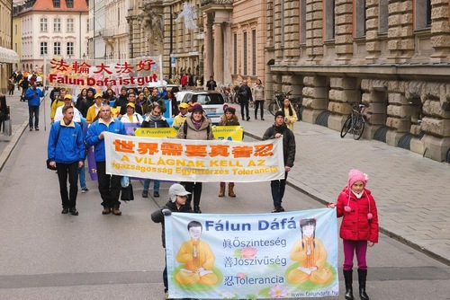 Nearly one thousand Falun Gong practitioners march in Munich on November 5, 2016 to raise awareness of the Chinese Communist Party's persecution of Falun Gong.