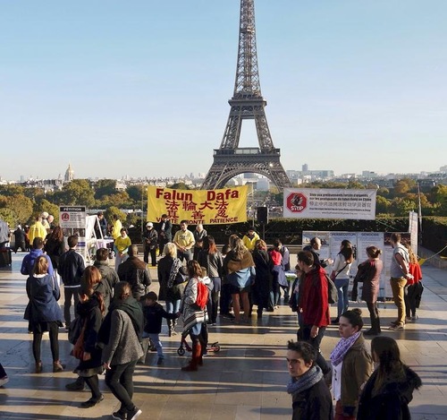 296a67b523c8c90c87192aad02b62896 Falun Dafa community even near the Eiffell Tower in Paris, Falun Dafa practitioners sharing and providing information on the persecution of Falun Dafa in China.