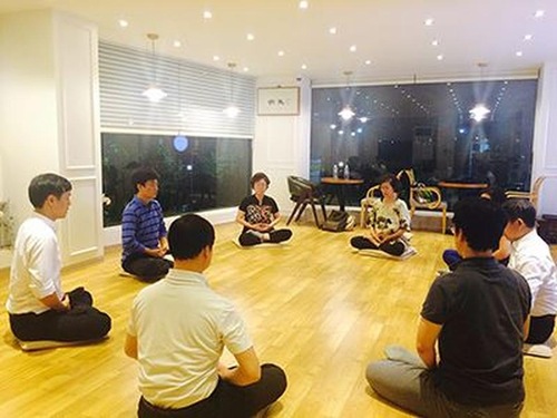 cfc73d45cfc02b195a2328a6772c9e5c New practitioners learn the sitting meditation.