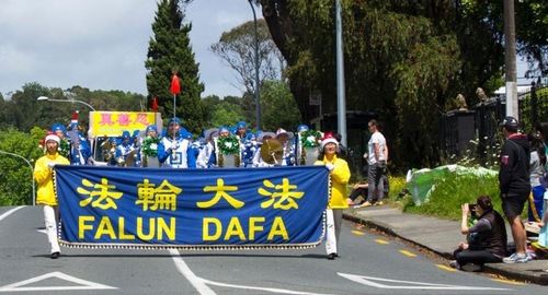 19503011be42b5342b6cab0e2b4b631a Falun Gong practitioners perform in Christmas parades.