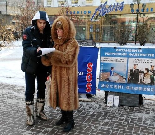 capture-1 Signing a petition to support Falun Gong's peaceful resistance against the persecution in China.