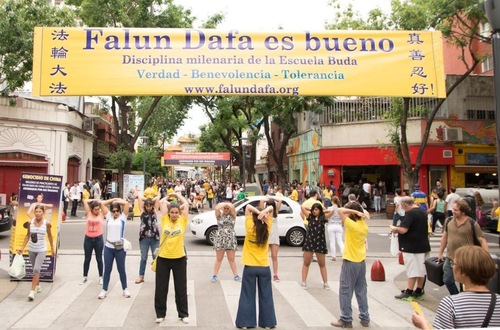 An activity in Chinatown in Buenos Aires to raise awareness about the persecution in China.