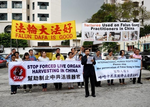 e1959aea0dbdb3999cf14e2900dcc787 Falun Gong practitioners rally near the Chinese Embassy in Malaysia and condemn the persecution in China.