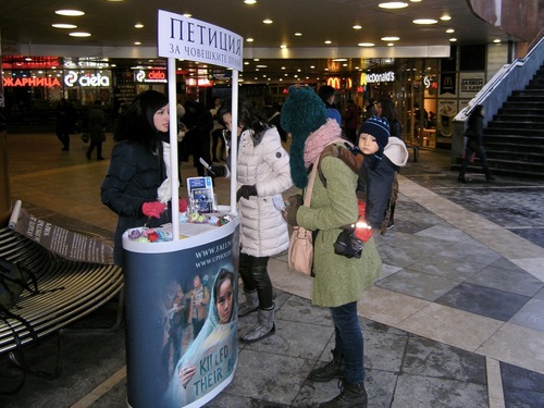 62c9b42214200aad7e7113f07ea8a3eb Falun Gong Practitioner talks to citizens of Sofia to raise awareness of the persecution of Falun Gong in China.