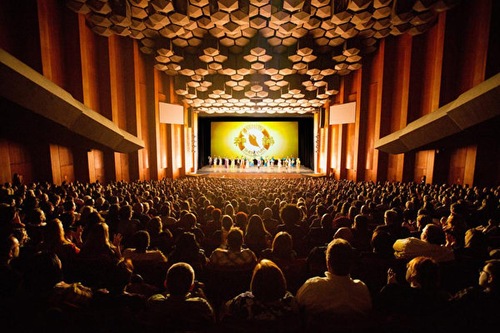 Curtain call by Shen Yun's International Company at the Jones Hall for the Performing Arts in Houston, Texas on December 26, 2016. Additional seating had to be opened up to meet the demand.