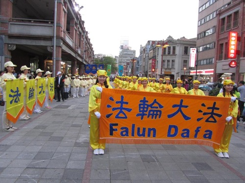 Falun Gong practitioners perform in the parade.