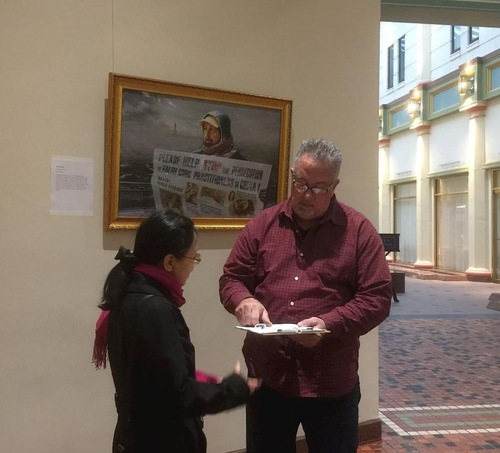 Signing the petition to condemn forced organ harvesting.