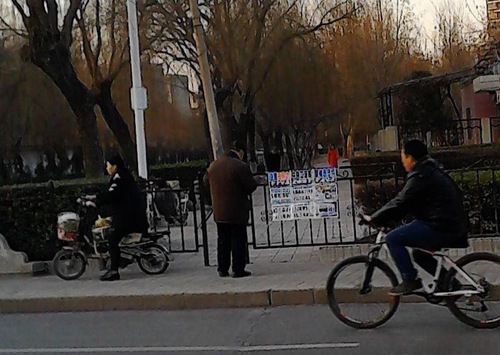 2388efc1d59ff9aa7af63c3aecc99e9c Passersby read about the CCP persecution of Falun Gong.