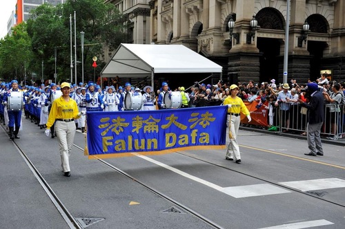 Falun Gong practitioners' procession was welcomed in the Australia Day parade in Melbourne.