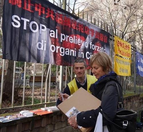 A woman from Austria wishes to learn Falun Gong.
