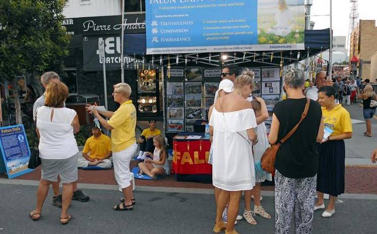 Passerby looked/read and stopped by the Falun Dafa stall during the Lunar New Year Celebrations.