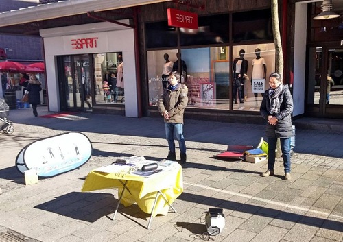 0967e3bf8fc7c449fe93fc4ff152ed58 Falun Gong practitioners demonstrate the exercises in downtown Halmstad.