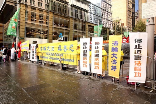 7bc427404c7fc79528aa5cbf65a4a146 Falun Gong practitioners hold banners during their peaceful protest at Martin Place in Sydney, Australia.