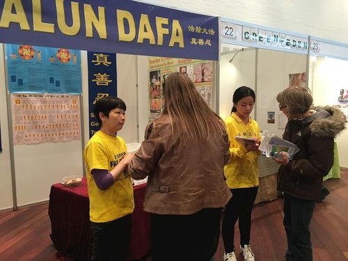 People were interested in learning about the benefits of the practice and wanted to know about the ongoing persecution of Falun Gong in China.